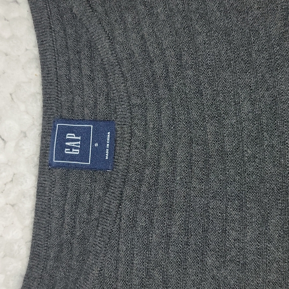 GAP Long Sleeved Charcoal Grey Crew Necked Sweater - Picture 4 of 4